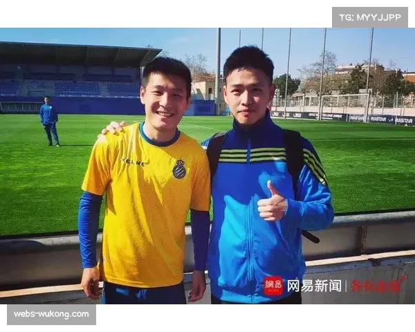 小球迷闯入球场求合影，保安人性化处理获好评